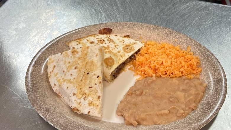 Quesadilla Chica con Arroz y Frijoles.