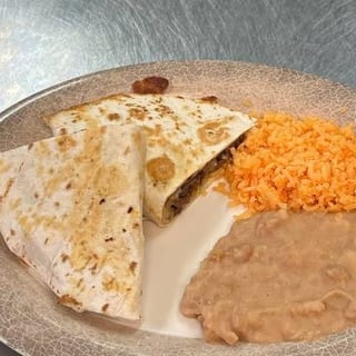 Quesadilla Chica con Arroz y Frijoles
